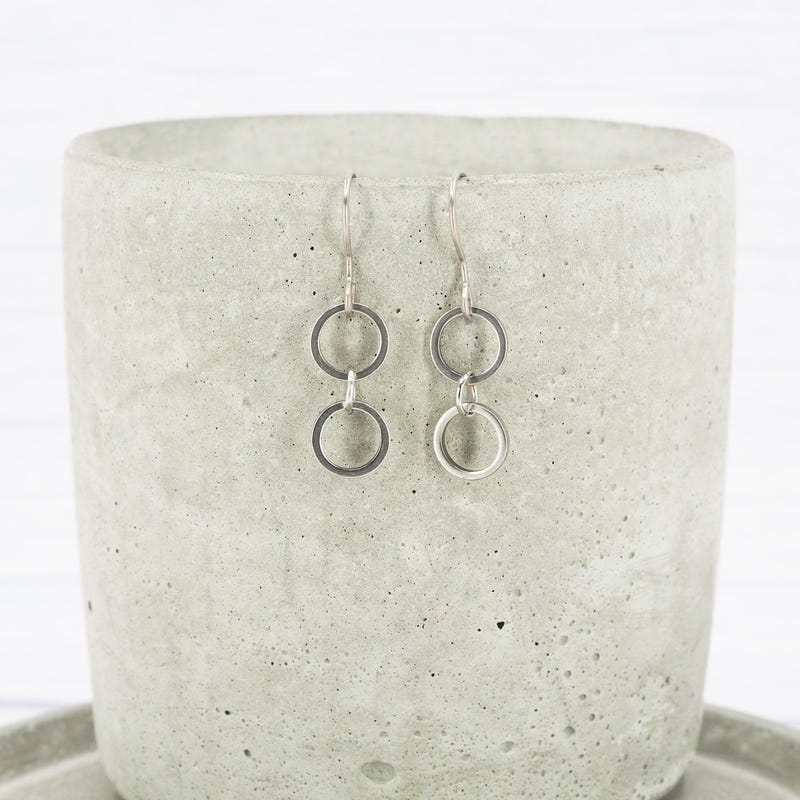 Limerencia titanium oorbellen voor dames meisjes, G23 hypoallergene medische oorbellen, nikkel-vrije gezondheid studs voor gevoelige oren (CZ groene opaal
