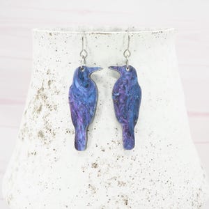 Alambre de titanio hipoalergénico para pendientes - Pendientes colgantes de cuervo - Únicos - Acrílico galaxia púrpura - Pájaro cuervo