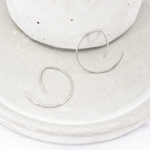 Pendientes pequeños de titanio, delicados y ligeros, con aros abiertos. Pendientes de aro con rosca pulida. Hipoalergénicos.
