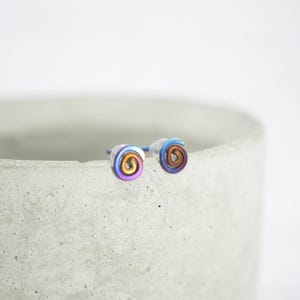 Pendientes de titanio anodizado en espiral: joyería bohemia hipoalergénica