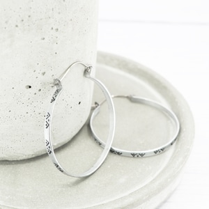 Lightweight hoop earrings - Titanium earwires - Boho hand hammered - Rustic stamped unique hoops - Hypoallergenic - Arrow dots