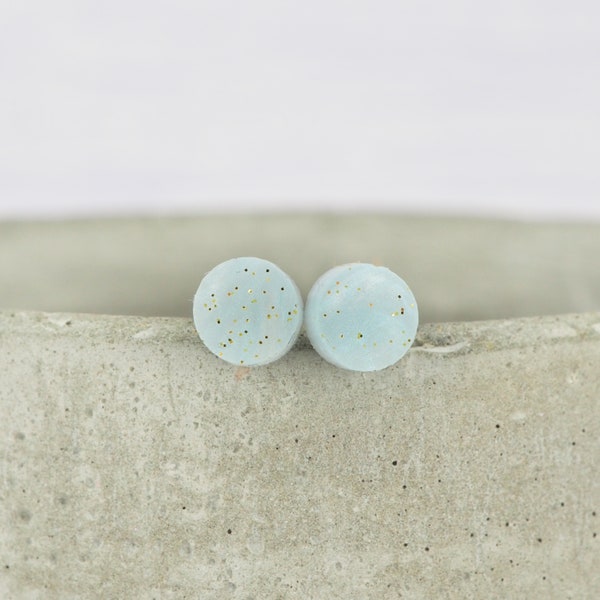 Fil d'oreille en titane - Petits clous d'oreilles bleu clair avec des pois pailletés dorés - Boucles d'oreilles hypoallergéniques délicates - Clous minimalistes