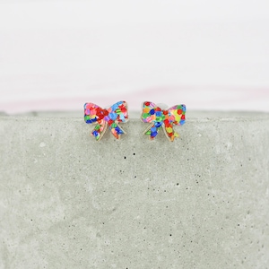 Pendientes de titanio con lazo: Mini pendientes hipoalergénicos con purpurina mixta