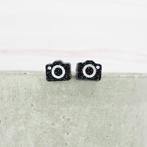 Pendientes de titanio con forma de cámara - Pendientes hipoalergénicos delicados - Brillo negro