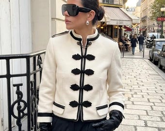 Marynarka damska w stylu wojskowym, kurtka Napoleon Jacket z kołnierzem stójkowym i ukośnymi guzikami, modna odzież wierzchnia, wyrazisty płaszcz na wiosnę 2026
