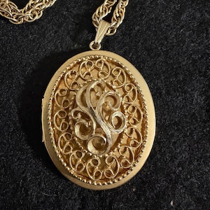 Vintage Signed Sarah Coventry Large Gold-Toned Filigree Locket