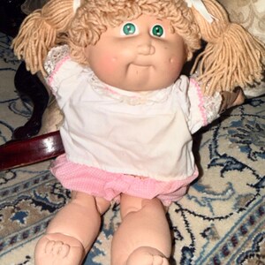 Poupée Cabbage Patch Kids vintage, blonde à couettes, yeux verts | Haut blanc, short vichy rose