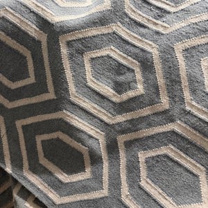 Puede incluir: Un juego de tres tazas de cerámica con un acabado mate moteado. Las tazas son de color crema, marrón claro y marrón oscuro. Cada taza tiene un diseño simple y minimalista y un asa redondeada.