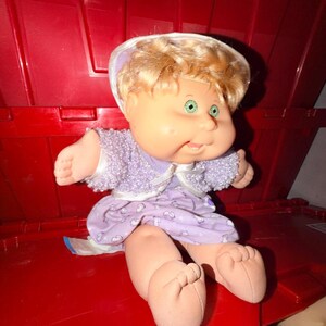 Bambola Cabbage Patch Kids vintage firmata | Bionda, occhi verdi, cappellino, vestito color lavanda