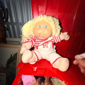 Vintage Cabbage Patch Kids Puppe, blond, blaue Augen | Rot gestreiftes Hemd, weiße Latzhose