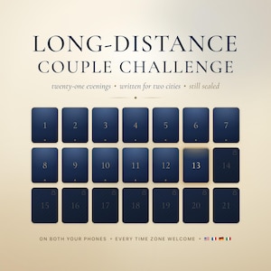 Puede incluir: Un conjunto de tarjetas de desafío digital titulado LONG-DISTANCE COUPLE CHALLENGE, twenty-one evenings, written for two cities, still sealed. Presenta veintiuna tarjetas rectangulares azul oscuro numeradas del uno al veintiuno, con iconos de candado en las tarjetas del catorce al veintiuno, on both your phones, every time zone welcome.