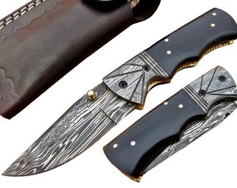 Navaja plegable de acero de Damasco forjada a mano de primera calidad con mango de cuerno de búfalo, ideal para acampar y cazar. Bloqueo de revestimiento.