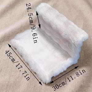 Comoda amaca per gatti da comodino – Lettino galleggiante regolabile per animali domestici – Posatoio senza foratura per divano e letto – Nido per dormire in peluche dal design accattivante – Portatile da finestra