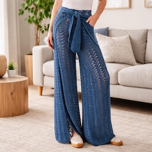 Puede incluir: Una taza de cerámica blanca con un asa negra y el texto "But First, Coffee" en negrita negra. La taza se encuentra sobre un fondo neutro, resaltando su diseño simple.