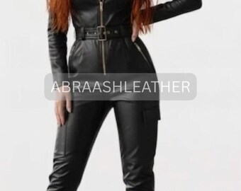 Tuta intera da donna in pelle di pecora nera con cintura e cerniera frontale, vestibilità aderente.