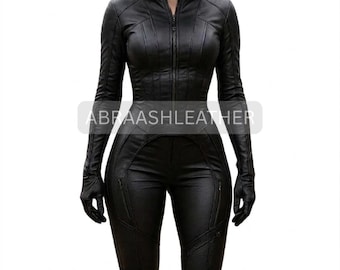 Macacão feminino de couro de ovelha preto, modelagem justa, com zíper frontal.