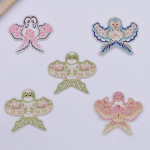 Könnte beinhalten: Eine weiße Keramik-Tasse mit schwarzem Henkel und dem Text "But First, Coffee" in handschriftlichem Stil. Die Tasse steht auf einer weißen Oberfläche. Die Tasse ist etwa 10 cm hoch.