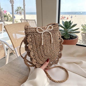Mini strotas crossbody, bohotasje, geweven ronde tas, zomertasje, rotan tas, lichtgewicht handtas, cadeau voor haar