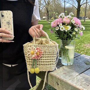 Geweven minitas met bloemen ∙ Schoudertas van stro ∙ Leuke zomertas ∙ Kleine boho-handtas ∙ Strandtas ∙ Cadeau voor haar ∙ Vakantiebeurs van stro met bloemen