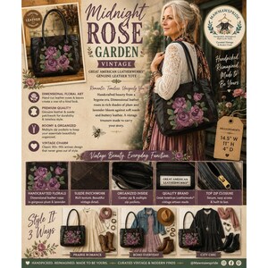 Könnte beinhalten: Eine schwarze Ledertasche mit dreidimensionalen Applikationen aus violetten und lavendelfarbenen Lederrosen auf der Vorderseite. Die Tasche hat zwei schwarze Schulterriemen, einen Reißverschluss oben und Innentaschen. Sie ist 36,8 cm breit, 27,9 cm hoch und 10,2 cm tief.