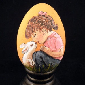 Huevo de Pascua pintado a mano, niño y conejito