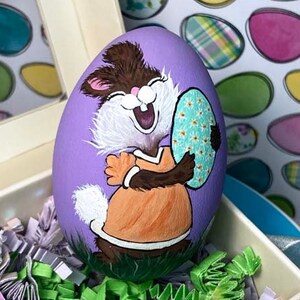 Huevo de Pascua pintado a mano, conejito