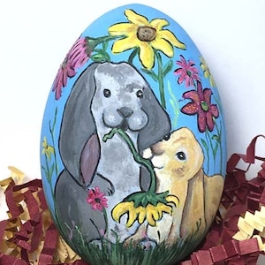 Huevo de Pascua pintado a mano, conejitos