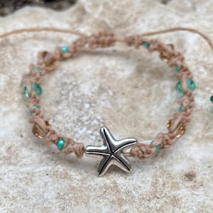 Strandsjöstjärna Makraméarmband | Justerbara blågrön och bruna kristaller | Vattentäta sommarsmycken | Minimalistiska smycken för barn och vuxna