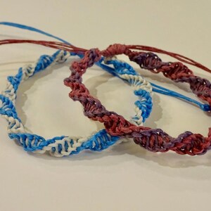 Pulsera de macramé en espiral bicolor personalizada / Pulsera de la amistad ajustable / Hecha en EE. UU. / Regalo de joyería boho minimalista e impermeable