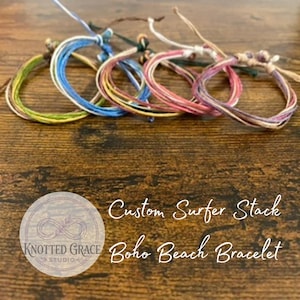 Puede incluir: Una taza de cerámica blanca con un asa negra y el texto "But First, Coffee" en negro, en negrita. La taza está sobre una superficie blanca.