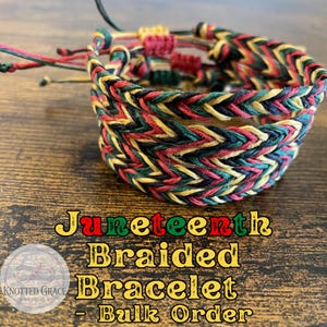 Puede incluir: Pulsera trenzada en rojo, verde y amarillo. La pulsera está hecha de hilos tejidos y tiene lazos ajustables. El texto "Juneteenth Braided Bracelet - Bulk Order" es visible en la imagen.