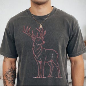 Maglietta vintage con cervo, maglietta con grafica di un maestoso cervo, maglietta con animali del bosco, regalo per gli amanti della caccia, maglietta a tema natura, maglietta unisex