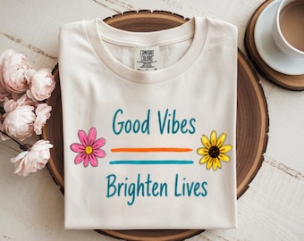 Camiseta "Good Vibes Brighten Lives", Camiseta com Mensagem Positiva, Camiseta Inspiradora com Flor, Presente Gráfico para Mulheres que Inspira Felicidade