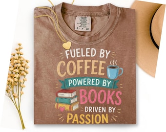 Camiseta "Movido a Café, Potencializado por Livros", Presente para Professor de Inglês, Camiseta para Professor de Leitura, Roupa para Educador/Amante da Literatura