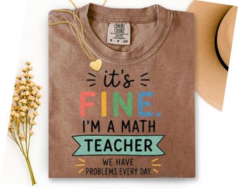 Camiseta "Tudo Bem, Sou Professor(a) de Matemática", Camiseta Divertida para Professor(a) de Matemática, Presente com Humor para Professores(as), Roupa para Educadores(as) de Matemática