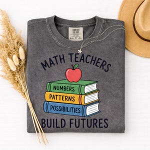 Shirt voor wiskundeleraren Build Futures, inspirerend T-shirt voor leraar, cadeau voor wiskundedocent, waarderingskleding voor de klas afbeelding 4
