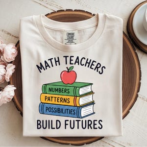 Shirt voor wiskundeleraren Build Futures, inspirerend T-shirt voor leraar, cadeau voor wiskundedocent, waarderingskleding voor de klas afbeelding 3