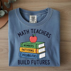 Shirt voor wiskundeleraren Build Futures, inspirerend T-shirt voor leraar, cadeau voor wiskundedocent, waarderingskleding voor de klas afbeelding 6