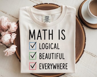 Camiseta "A Matemática é Lógica e Bela em Todos os Lugares", Camiseta para Professor de Matemática, Presente para Amantes da Matemática, Roupa para Educadores STEM