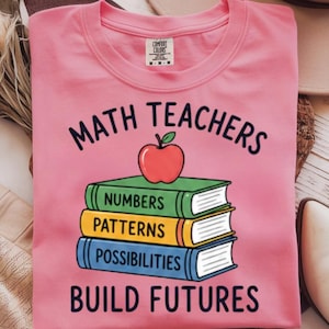 Shirt voor wiskundeleraren Build Futures, inspirerend T-shirt voor leraar, cadeau voor wiskundedocent, waarderingskleding voor de klas afbeelding 1