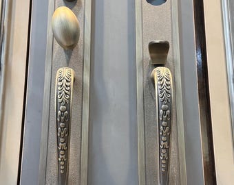 Juego de manijas de puerta de latón antiguo de lujo, cerradura de entrada de placa larga vintage, herrajes ornamentados para puerta principal, juego de tiradores de puerta clásicos y llamativos.