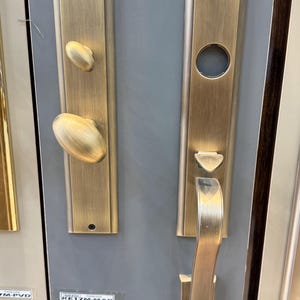 Elegante juego de cerradura con manija de puerta curvada, placa larga, herrajes para puerta de entrada, manija de puerta principal de latón macizo, juego de manijas modernas de lujo