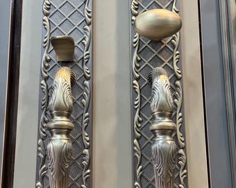 Juego de manijas de puerta ornamentadas de latón antiguo, herrajes para tiradores de puerta de entrada de estilo victoriano.