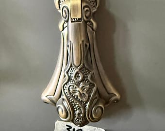 Aldaba de lujo estilo Art Nouveau / Tallado de mariposa con volutas ornamentadas / Muebles modernos clásicos para la puerta principal