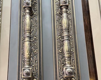 Juego de manijas de puerta ornamentadas de latón antiguo, herrajes de entrada de estilo victoriano.