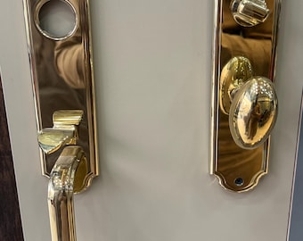 Juego de cerradura y manija de puerta de latón macizo: Herrajes clásicos para entrada en oro pulido.