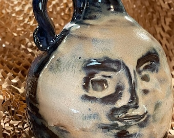 Jarra con cara de hombre en la luna. Hecha por encargo por Sarah.