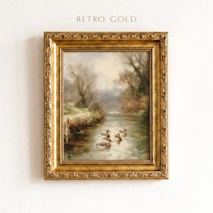 Peut inclure: Une œuvre d'art murale rectangulaire représentant une peinture de paysage avec une rivière et des canards, encadrée dans un cadre doré orné aux détails sculptés complexes. Le texte RETRO GOLD est imprimé au-dessus de l'œuvre encadrée.