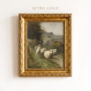 Puede incluir: Una pintura al óleo enmarcada que muestra un rebaño de ovejas blancas caminando por un sendero de tierra en un paisaje verde con árboles y colinas. La obra está en un marco dorado ornamentado con el texto RETRO GOLD.