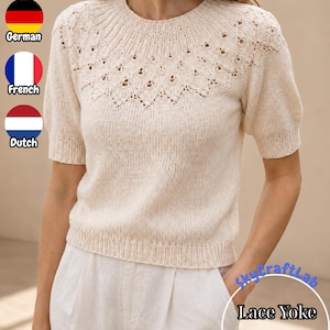 Peut inclure: Un t-shirt en tricot couleur crème à manches courtes, doté d'un col rond et d'un empiècement en dentelle décoratif avec un motif ajouré répétitif complexe. Le vêtement présente des poignets et un ourlet côtelés, avec le texte SkycraftLab Lace Yoke Knit Tee.